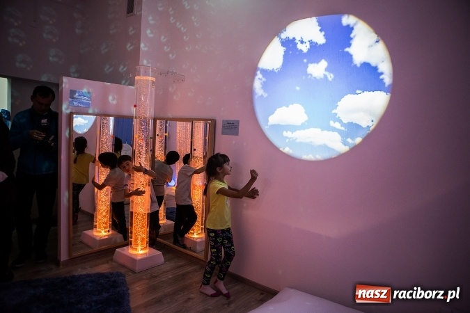 Zdjęcie w galerii na portalu naszraciborz.pl: Otoczenie dostosowane do dziecka - w SP 1 powstała Sala Doświadczania Świata wiadomości z regionu