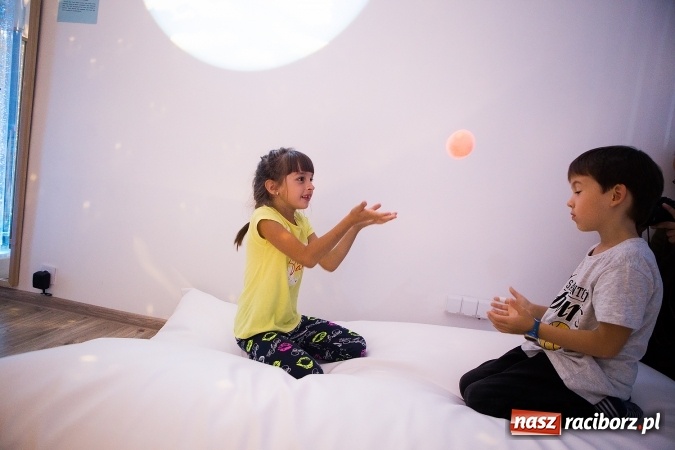 Zdjęcie w galerii na portalu naszraciborz.pl: Otoczenie dostosowane do dziecka - w SP 1 powstała Sala Doświadczania Świata wiadomości z regionu