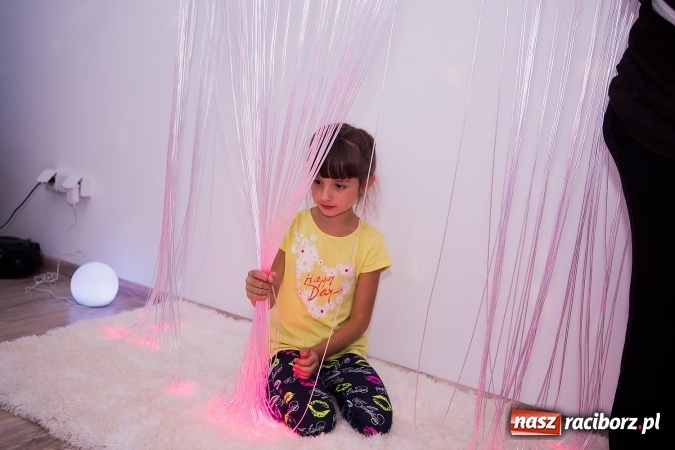 Zdjęcie w galerii na portalu naszraciborz.pl: Otoczenie dostosowane do dziecka - w SP 1 powstała Sala Doświadczania Świata wiadomości z regionu