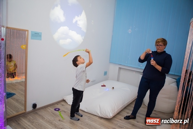 Zdjęcie w galerii na portalu naszraciborz.pl: Otoczenie dostosowane do dziecka - w SP 1 powstała Sala Doświadczania Świata wiadomości z regionu