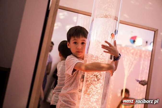 Zdjęcie w galerii na portalu naszraciborz.pl: Otoczenie dostosowane do dziecka - w SP 1 powstała Sala Doświadczania Świata wiadomości z regionu