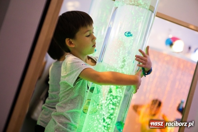 Zdjęcie w galerii na portalu naszraciborz.pl: Otoczenie dostosowane do dziecka - w SP 1 powstała Sala Doświadczania Świata wiadomości z regionu