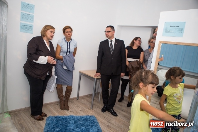 Zdjęcie w galerii na portalu naszraciborz.pl: Otoczenie dostosowane do dziecka - w SP 1 powstała Sala Doświadczania Świata wiadomości z regionu