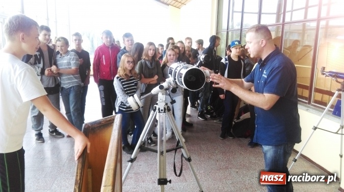 Zdjęcie w galerii na portalu naszraciborz.pl: Kosmiczna podr&oacute;ż uczni&oacute;w ZSO z Kuźni Raciborskiej wiadomości z regionu