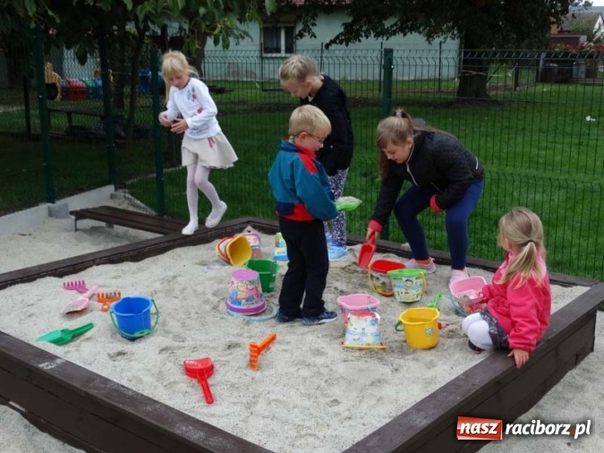 Zdjęcie w galerii na portalu naszraciborz.pl: W Budziskach powstał nowy plac zabaw wiadomości z regionu