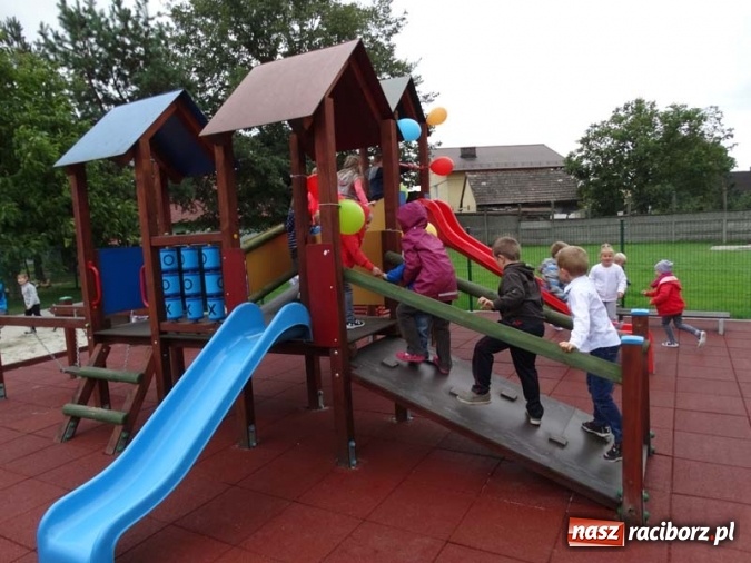 Zdjęcie w galerii na portalu naszraciborz.pl: W Budziskach powstał nowy plac zabaw wiadomości z regionu
