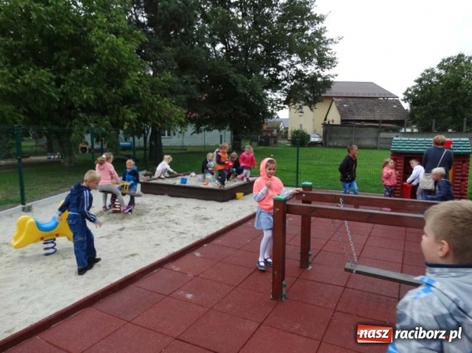 Zdjęcie w galerii na portalu naszraciborz.pl: W Budziskach powstał nowy plac zabaw wiadomości z regionu