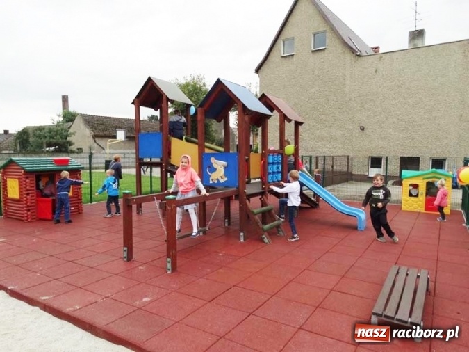Zdjęcie w galerii na portalu naszraciborz.pl: W Budziskach powstał nowy plac zabaw wiadomości z regionu