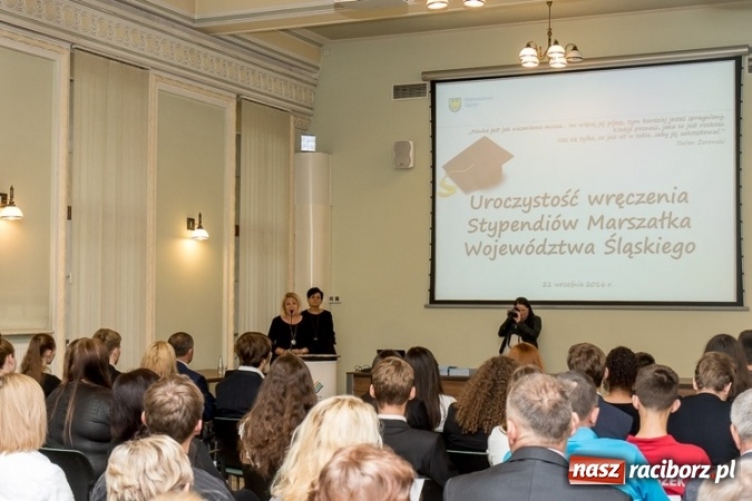 Zdjęcie w galerii na portalu naszraciborz.pl: Stypendia Marszałka Województwa Śląskiego w dziedzinie edukacji - nagrodzono trzech uczniów raciborskiej szkoły wiadomości z regionu