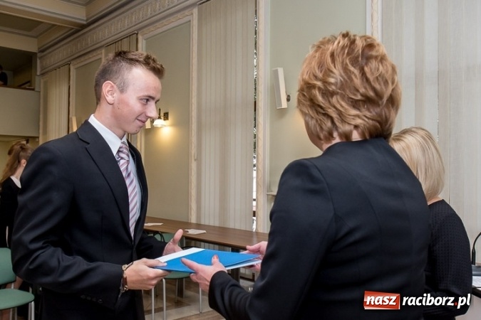 Zdjęcie w galerii na portalu naszraciborz.pl: Stypendia Marszałka Województwa Śląskiego w dziedzinie edukacji - nagrodzono trzech uczniów raciborskiej szkoły wiadomości z regionu