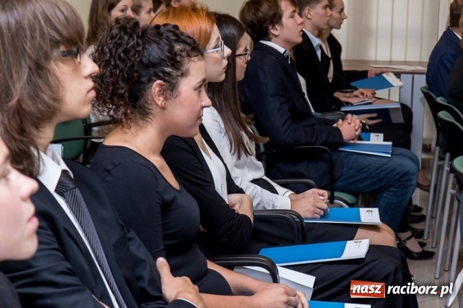 Zdjęcie w galerii na portalu naszraciborz.pl: Stypendia Marszałka Województwa Śląskiego w dziedzinie edukacji - nagrodzono trzech uczniów raciborskiej szkoły wiadomości z regionu