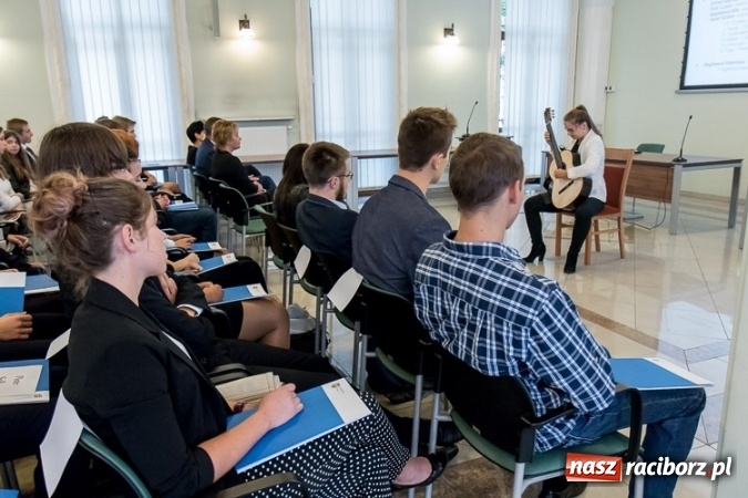 Zdjęcie w galerii na portalu naszraciborz.pl: Stypendia Marszałka Województwa Śląskiego w dziedzinie edukacji - nagrodzono trzech uczniów raciborskiej szkoły wiadomości z regionu