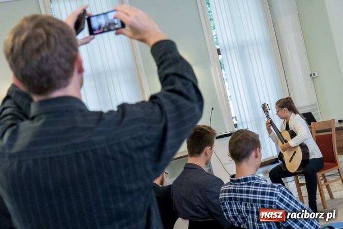 Zdjęcie w galerii na portalu naszraciborz.pl: Stypendia Marszałka Województwa Śląskiego w dziedzinie edukacji - nagrodzono trzech uczniów raciborskiej szkoły wiadomości z regionu