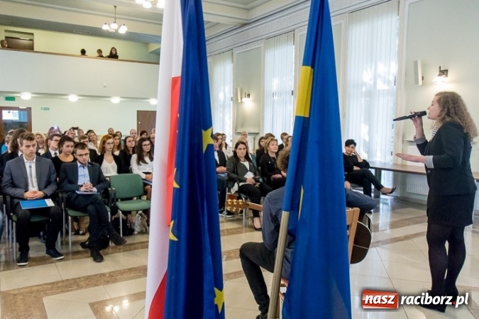Zdjęcie w galerii na portalu naszraciborz.pl: Stypendia Marszałka Województwa Śląskiego w dziedzinie edukacji - nagrodzono trzech uczniów raciborskiej szkoły wiadomości z regionu