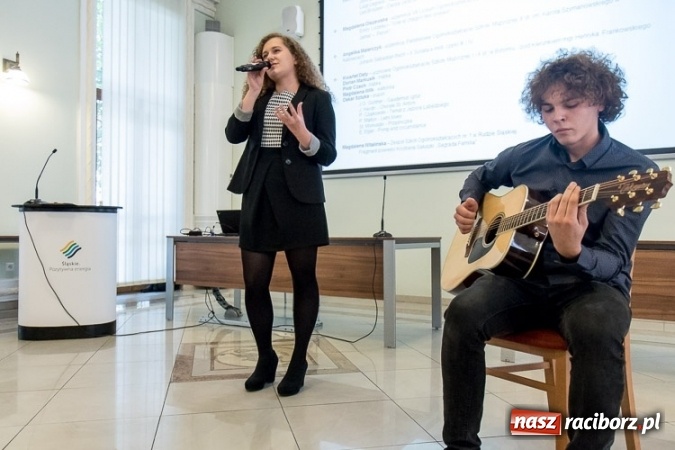 Zdjęcie w galerii na portalu naszraciborz.pl: Stypendia Marszałka Województwa Śląskiego w dziedzinie edukacji - nagrodzono trzech uczniów raciborskiej szkoły wiadomości z regionu