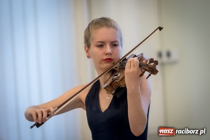 Zdjęcie w galerii na portalu naszraciborz.pl: Stypendia Marszałka Województwa Śląskiego w dziedzinie edukacji - nagrodzono trzech uczniów raciborskiej szkoły wiadomości z regionu