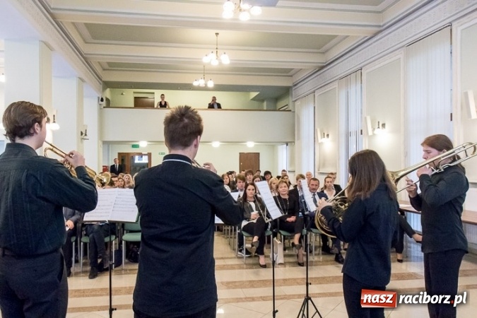 Zdjęcie w galerii na portalu naszraciborz.pl: Stypendia Marszałka Województwa Śląskiego w dziedzinie edukacji - nagrodzono trzech uczniów raciborskiej szkoły wiadomości z regionu