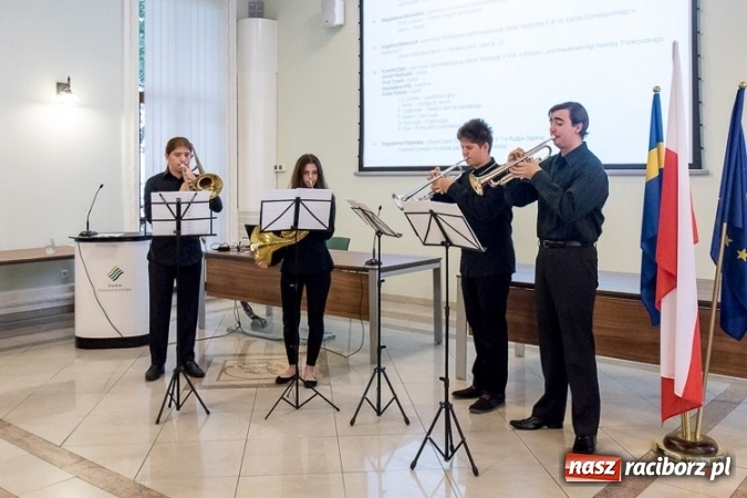 Zdjęcie w galerii na portalu naszraciborz.pl: Stypendia Marszałka Województwa Śląskiego w dziedzinie edukacji - nagrodzono trzech uczniów raciborskiej szkoły wiadomości z regionu