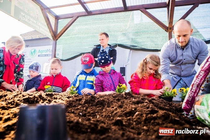 Zdjęcie w galerii na portalu naszraciborz.pl: Ogród – sposób na szalone czasy. Dzień otwarty i warsztaty z Witoldem Czuksanowem w AgroMarkecie wiadomości z regionu