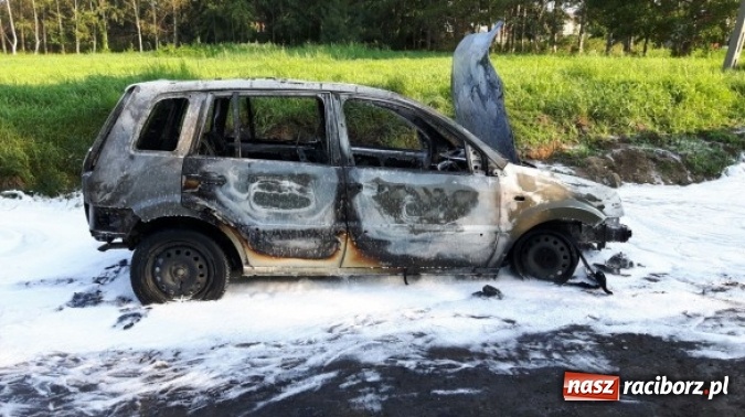 Zdjęcie w galerii na portalu naszraciborz.pl: Raciborscy strażacy pomogli ugasić pożar samochodu w Żytnej wiadomości z regionu