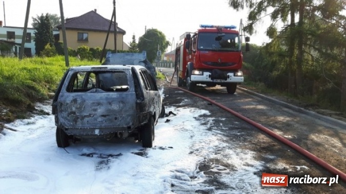 Zdjęcie w galerii na portalu naszraciborz.pl: Raciborscy strażacy pomogli ugasić pożar samochodu w Żytnej wiadomości z regionu
