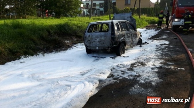 Zdjęcie w galerii na portalu naszraciborz.pl: Raciborscy strażacy pomogli ugasić pożar samochodu w Żytnej wiadomości z regionu