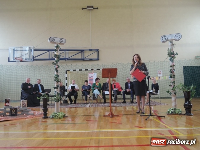 Zdjęcie w galerii na portalu naszraciborz.pl: Narodowe Czytanie w gimnazjum w Kornowacu  wiadomości z regionu