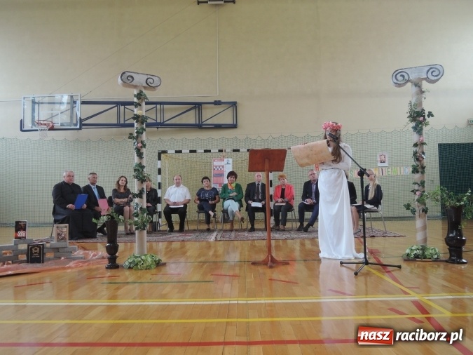 Zdjęcie w galerii na portalu naszraciborz.pl: Narodowe Czytanie w gimnazjum w Kornowacu  wiadomości z regionu