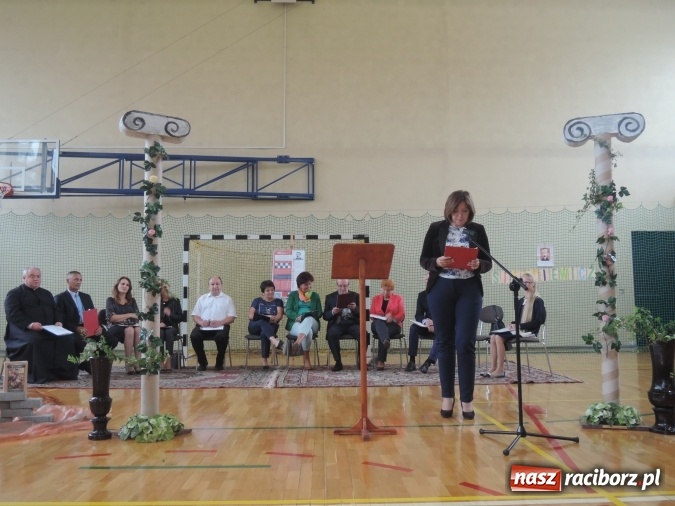 Zdjęcie w galerii na portalu naszraciborz.pl: Narodowe Czytanie w gimnazjum w Kornowacu  wiadomości z regionu