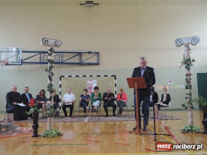 Zdjęcie w galerii na portalu naszraciborz.pl: Narodowe Czytanie w gimnazjum w Kornowacu  wiadomości z regionu