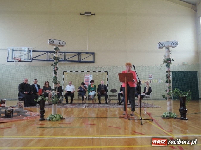 Zdjęcie w galerii na portalu naszraciborz.pl: Narodowe Czytanie w gimnazjum w Kornowacu  wiadomości z regionu