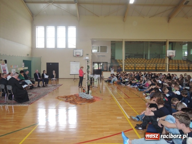 Zdjęcie w galerii na portalu naszraciborz.pl: Narodowe Czytanie w gimnazjum w Kornowacu  wiadomości z regionu