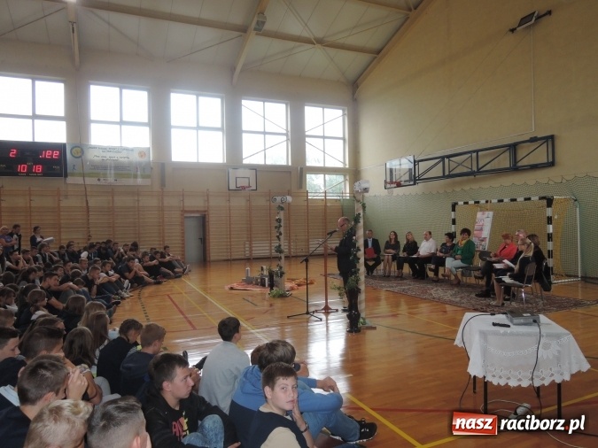 Zdjęcie w galerii na portalu naszraciborz.pl: Narodowe Czytanie w gimnazjum w Kornowacu  wiadomości z regionu