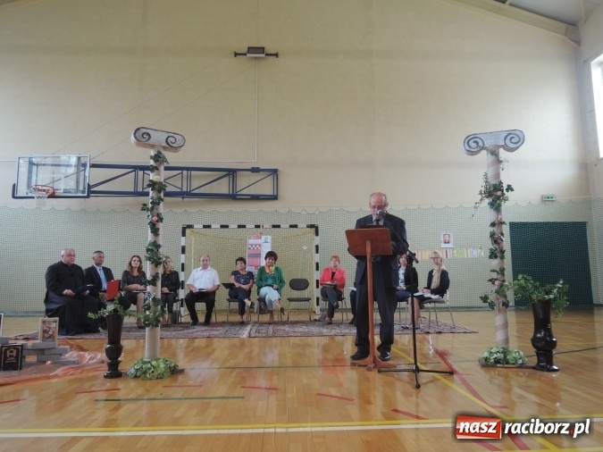 Zdjęcie w galerii na portalu naszraciborz.pl: Narodowe Czytanie w gimnazjum w Kornowacu  wiadomości z regionu