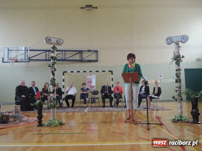 Zdjęcie w galerii na portalu naszraciborz.pl: Narodowe Czytanie w gimnazjum w Kornowacu  wiadomości z regionu