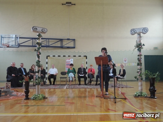 Zdjęcie w galerii na portalu naszraciborz.pl: Narodowe Czytanie w gimnazjum w Kornowacu  wiadomości z regionu