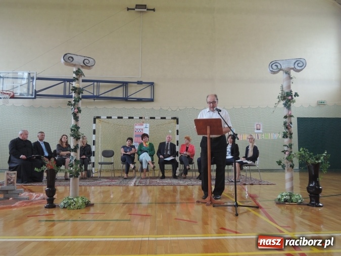 Zdjęcie w galerii na portalu naszraciborz.pl: Narodowe Czytanie w gimnazjum w Kornowacu  wiadomości z regionu