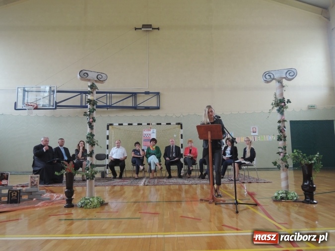 Zdjęcie w galerii na portalu naszraciborz.pl: Narodowe Czytanie w gimnazjum w Kornowacu  wiadomości z regionu