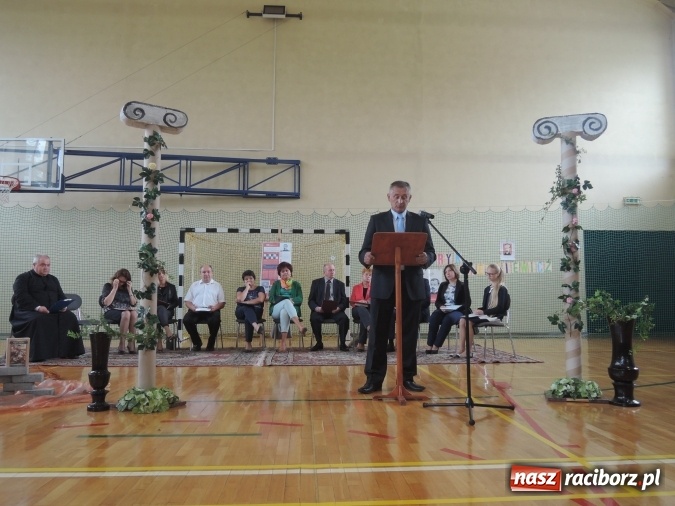 Zdjęcie w galerii na portalu naszraciborz.pl: Narodowe Czytanie w gimnazjum w Kornowacu  wiadomości z regionu