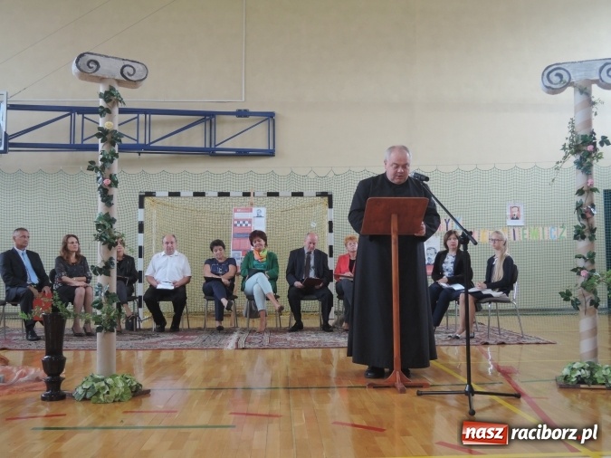 Zdjęcie w galerii na portalu naszraciborz.pl: Narodowe Czytanie w gimnazjum w Kornowacu  wiadomości z regionu