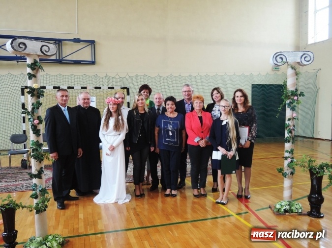 Zdjęcie w galerii na portalu naszraciborz.pl: Narodowe Czytanie w gimnazjum w Kornowacu  wiadomości z regionu