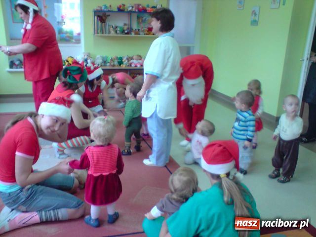 Zdjęcie w galerii na portalu naszraciborz.pl: Wizyta Mikołaja w żłobku wiadomości z regionu