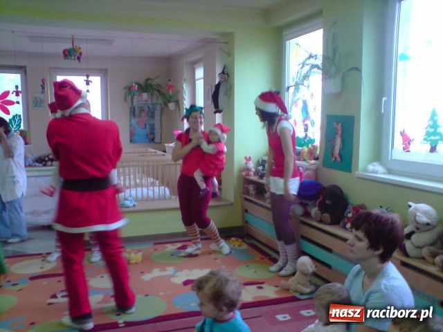 Zdjęcie w galerii na portalu naszraciborz.pl: Wizyta Mikołaja w żłobku wiadomości z regionu