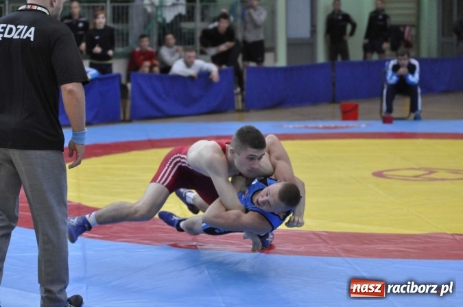 Zdjęcie w galerii na portalu naszraciborz.pl: Akademicy walczą na matach w Arenie Rafako wiadomości z regionu