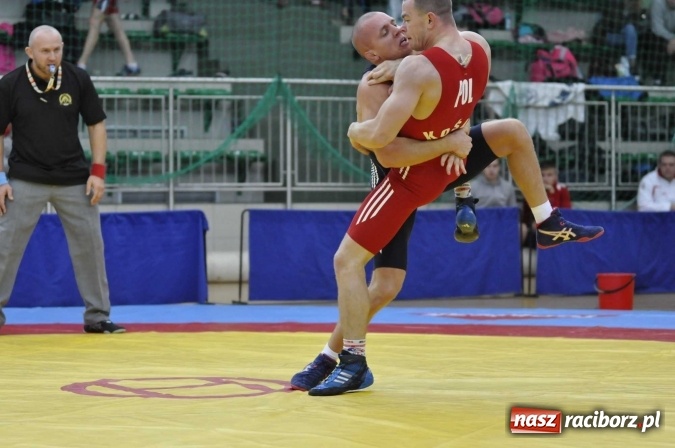 Zdjęcie w galerii na portalu naszraciborz.pl: Akademicy walczą na matach w Arenie Rafako wiadomości z regionu
