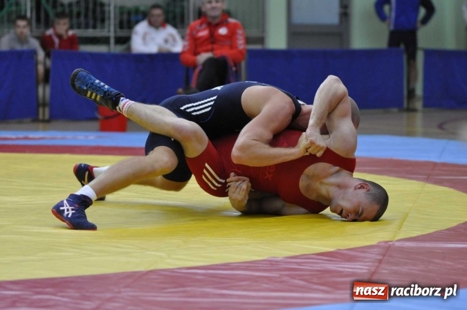 Zdjęcie w galerii na portalu naszraciborz.pl: Akademicy walczą na matach w Arenie Rafako wiadomości z regionu