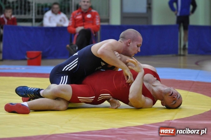 Zdjęcie w galerii na portalu naszraciborz.pl: Akademicy walczą na matach w Arenie Rafako wiadomości z regionu