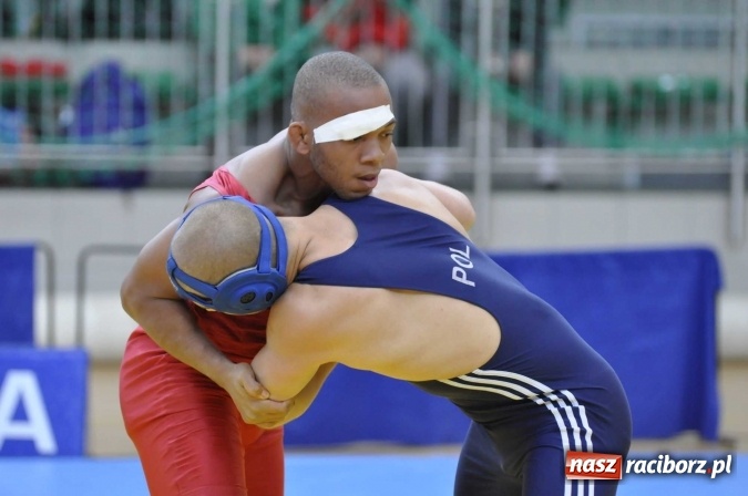 Zdjęcie w galerii na portalu naszraciborz.pl: Akademicy walczą na matach w Arenie Rafako wiadomości z regionu