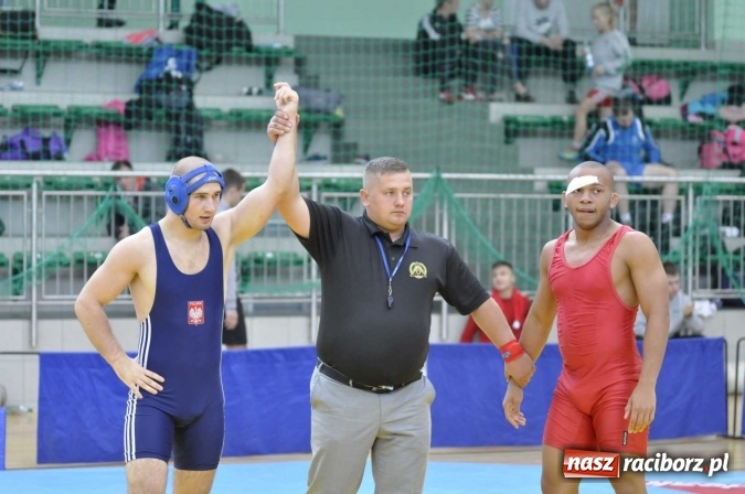 Zdjęcie w galerii na portalu naszraciborz.pl: Akademicy walczą na matach w Arenie Rafako wiadomości z regionu