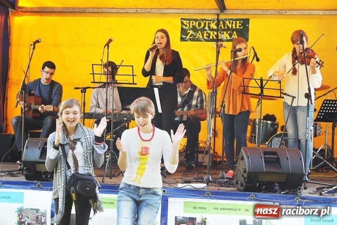 Zdjęcie w galerii na portalu naszraciborz.pl: Młodzi dla Kamerunu, czyli IV raciborskie Spotkanie z Afryką wiadomości z regionu